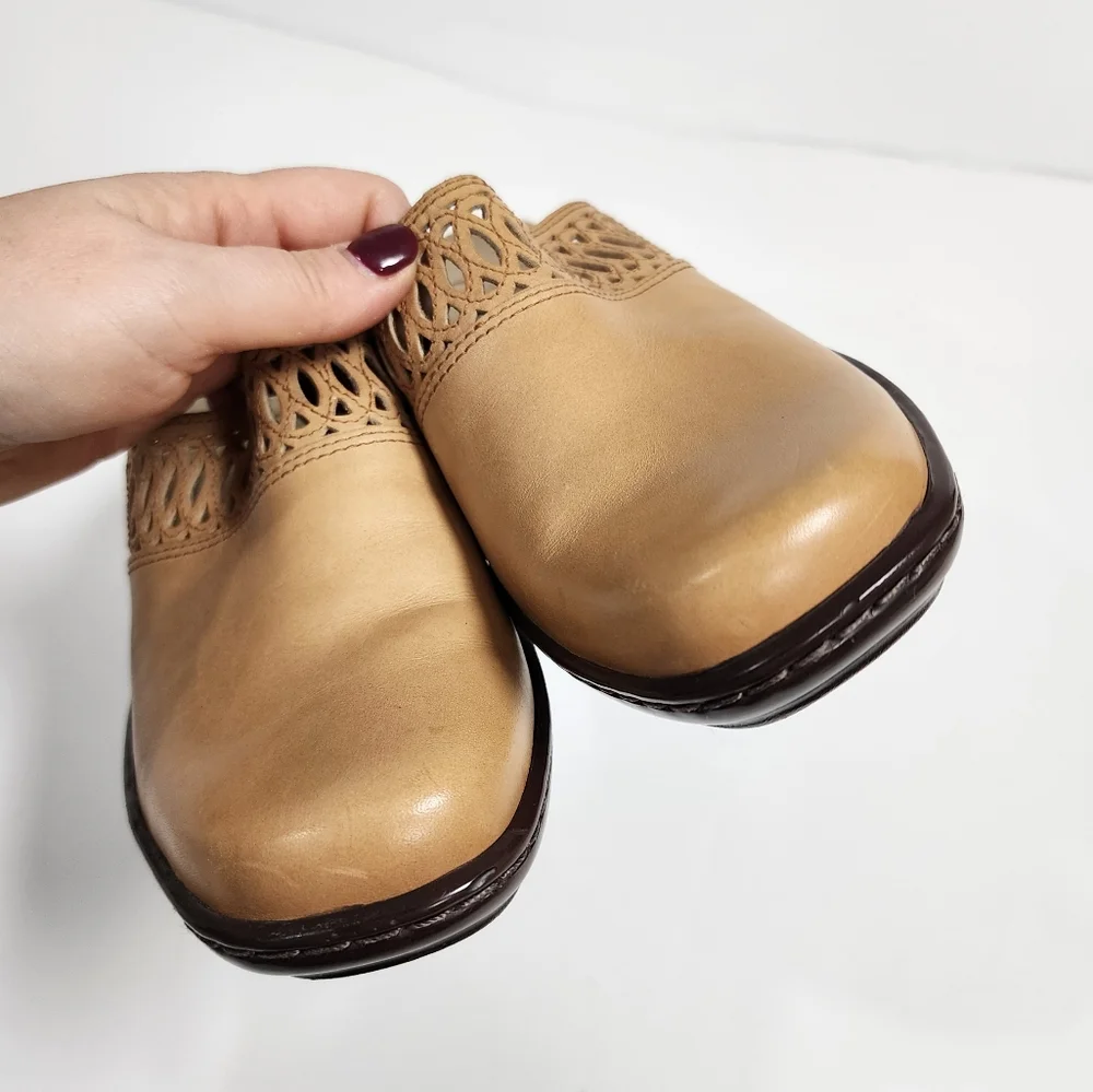 Clarks laser-cut tan leather slip-on mules womens size 9 - Picture 8 of 14